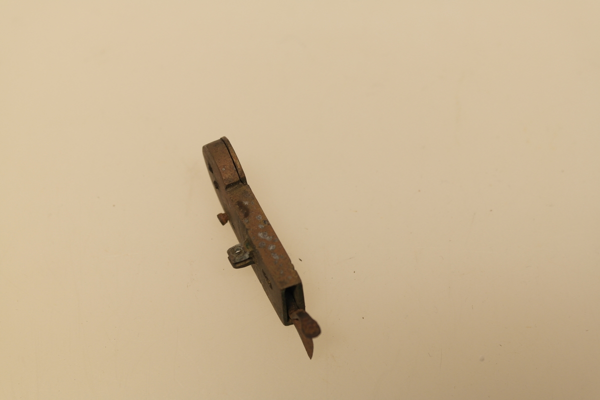 Sneppert (a) med eske (b) til bruk ved årelating. 
A) Messingsneppert med jernblad.
B) Eske i skåret og pusset furu. Trukket med svart lær utenpå og velour inni. Lukkes med en messinghempe. Skåret initialer i bunnen.