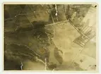 Flygbild av landskap i Uppland.
Foto taget som övningsbild under flygspaningsövning i Flygkompaniet, ca 1916-1920 av ryttmästare och flygare Axel Nordlander.

Enligt text på fotots baksida:
