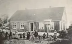 Prästgården i Källa vid början av 1880-talet. Kyrkoherden Andreas Nordstén med familj.