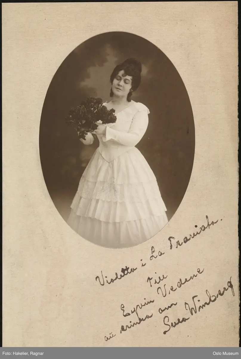 portrett, kvinne, operasangerinne, rollebilde, Violetta i "La Traviata", stående knefigur, kostyme, blomsterbukett