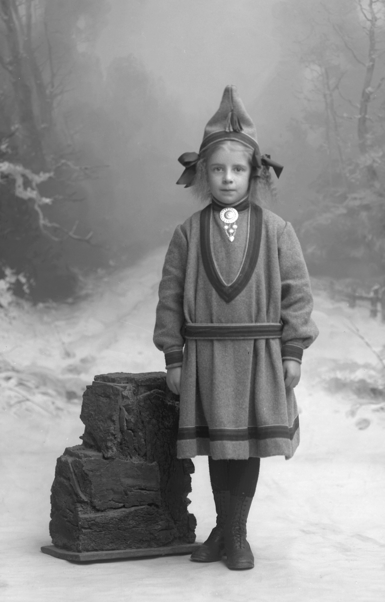 Ida Boberg i lappkläder. Forsbacka