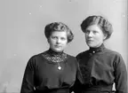 Till höger Anna Ericsson, Bäggeby, Tierp och Betty Edman, Fjärde Tvärgatan 10, Gävle