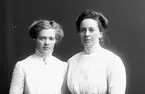 Till höger Hilma Wiberg, Karlholm och Stina Persson, Nöttö, Karlholm