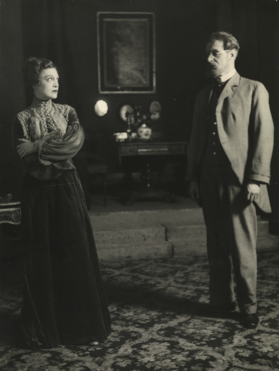dobbeltportrett, kvinne, mann, skuespillere, rollebilde, "Hedda Gabler" på Nationaltheatret, stående helfigur, kostymer
