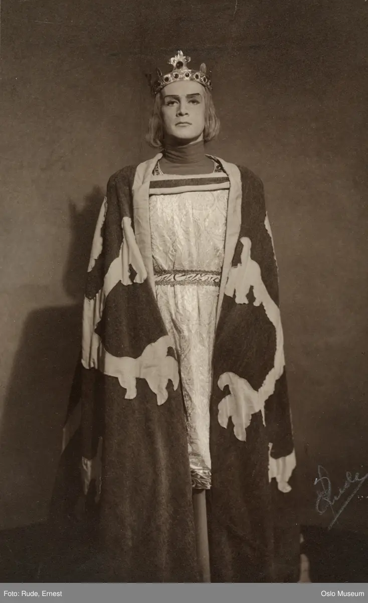 portrett, mann, skuespiller, rollebilde, Haakon Haakonssøn i "Kongsemnerne" på Nationaltheatret, stående helfigur, kostyme