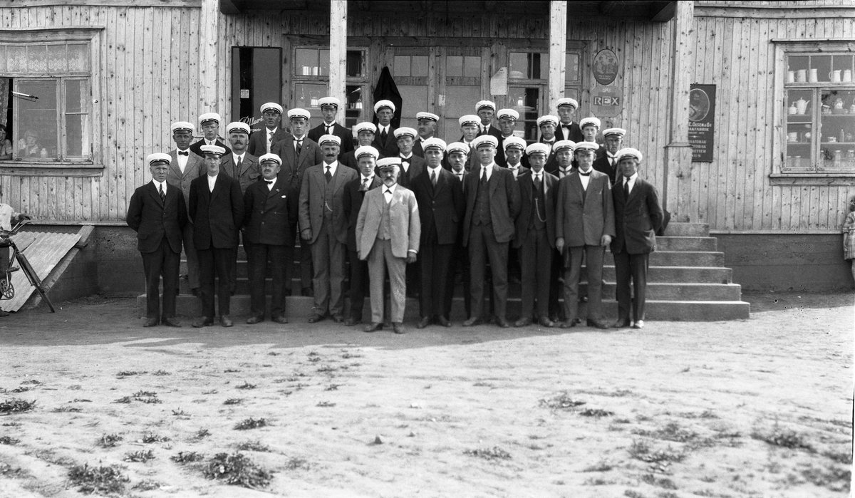 Vikens Mannskor, juni 1925.
To bilder der koret på det ene er avbildet trolig foran inngangen til forsamlingslokalet Elvely i Totenvika. Dette ser ut til å stemme med andre eldre bilder av bygningen. I bakgrunnen Mjøsaa.
Følgende navnsetting refererer til bilde nr. 2 (mot Mjøsa):
Første rekke fra venstre: Leif Wedøe, Ivar Olsby, Hermann Arvesen, Conrad Lie, Ole Helgestad, Hans Svellet, Kristian Bjørnstad, Nils Balke, Pål Rødseth, Alf Heiberg.
Midtrekka fra venstre: Johan Ringlund, Gustav Narum, Harald Holmstad, Anton Spersrud, Johannes Duun, Hans Tangsveen, Arne Olsby.
Bakerst fra venstre: Trygve Håkensbakken, Ole E. Onstad, Syver Lunde, Eivind Hveem, Ingolf Rognlien, Helge Skeie, Leif Sangnes, Olimb, Jens Ulsrud, Henry Henriksen, Alfred Balke, Anners Olsby, Ole Ramstad, Alfred Gjestvang.