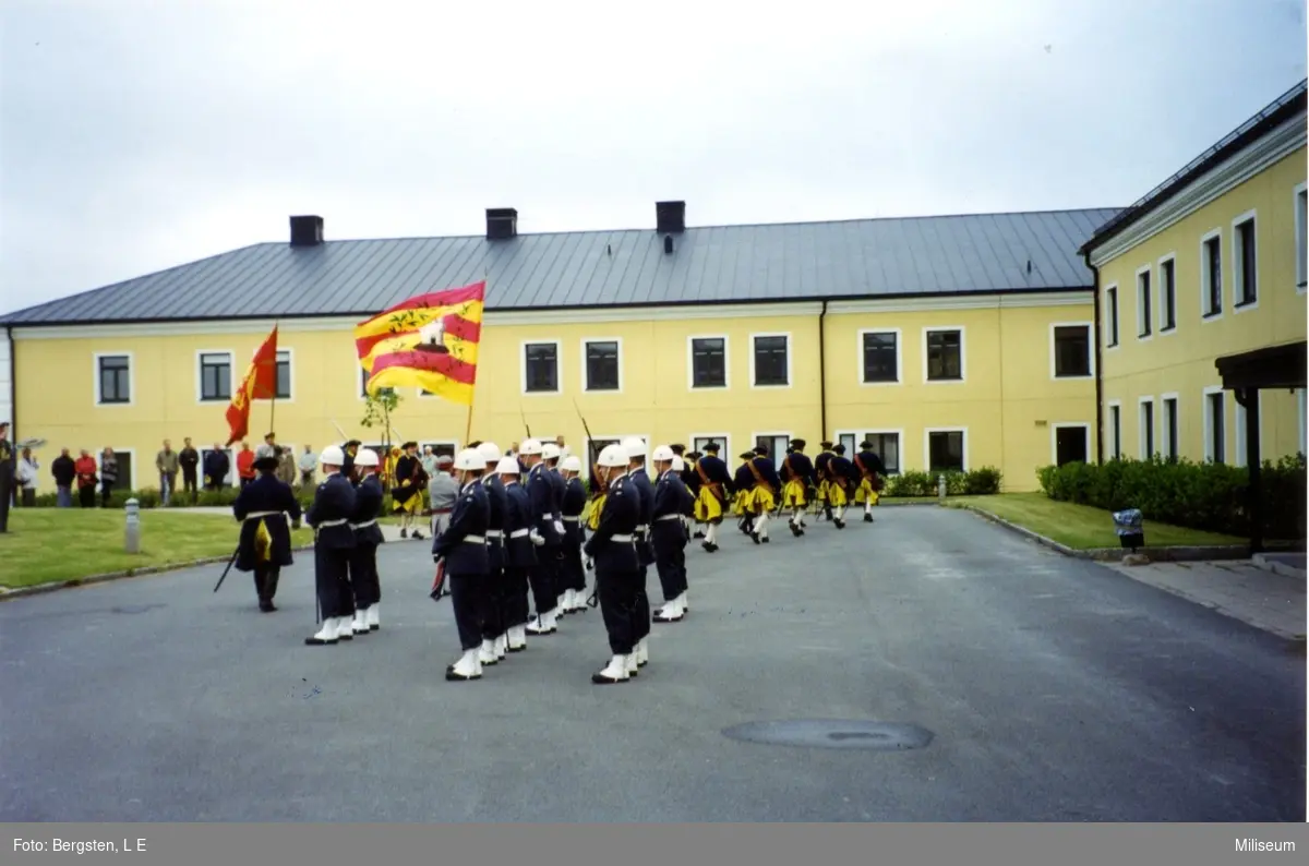 Nedläggning av I 12, Eksjö. Fanvakten framför nya kasernen.