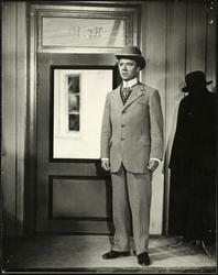 Alfred Maurstad som Tørres Snørtevold.