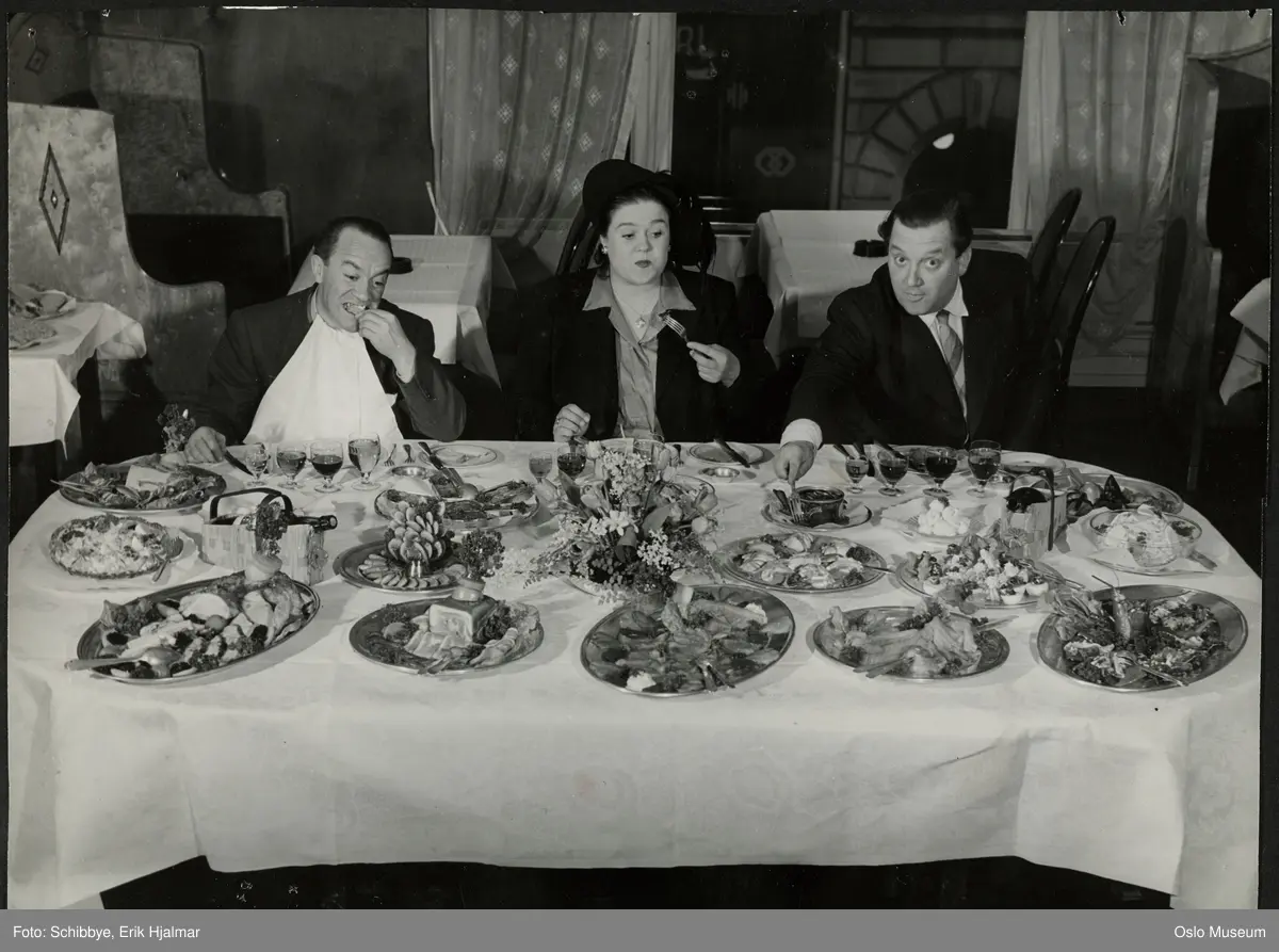 restaurant, interiør, koldtbord, oppdekning, kvinne, menn, skuespillere, sittende til bords, måltid
