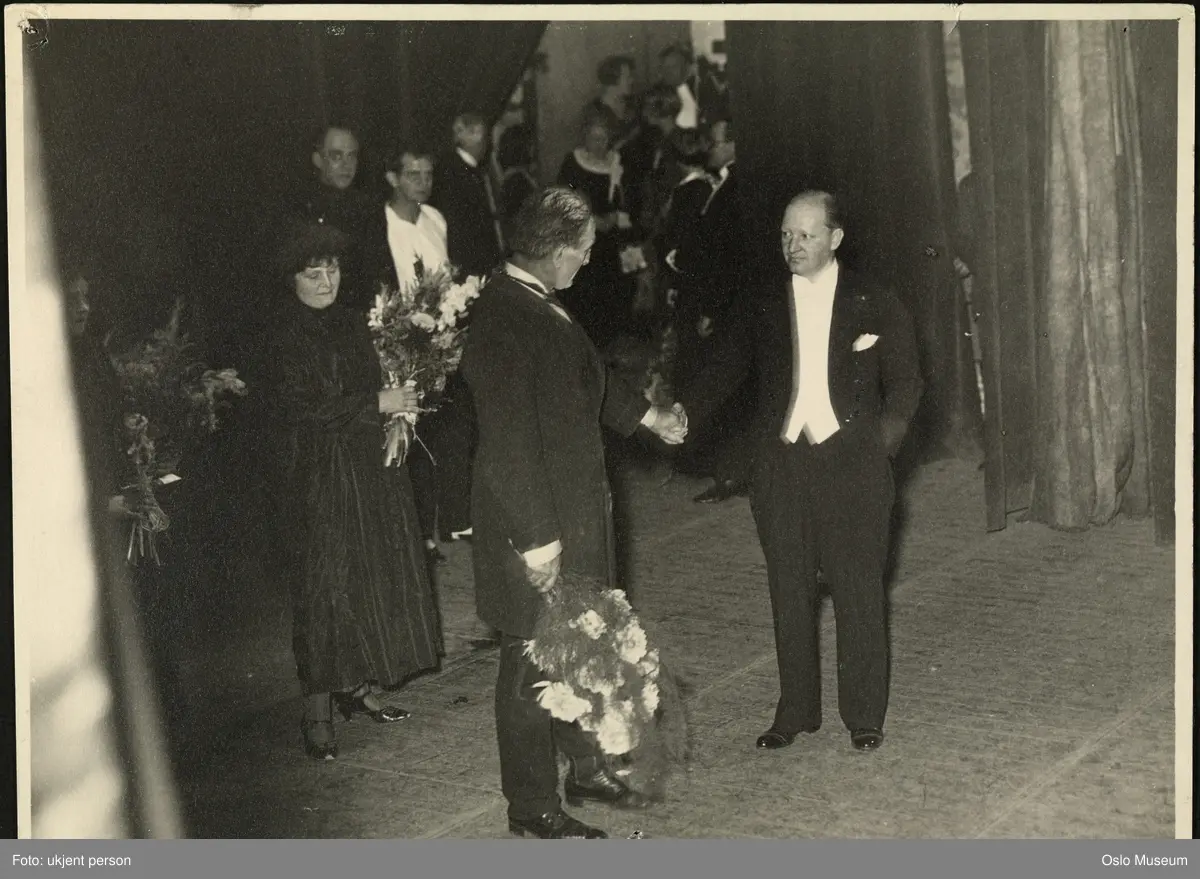 Centralteatret, scene, skuespillere, teatersjef, blomsteroverrekkelse ved siste forestilling