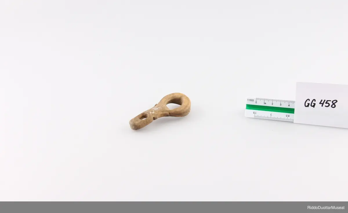 Čoarvegiella mii lea ráhkaduvvon bohcco čoarvvis, čoarvemáddagis dahje báŋis. Ravddat hervejuvvon cehkiin ja sázuin.

Lassoring av horn som er laget av reinhorn, av horn roten eller den neders delen av hornet. Kantene er dekorert med buefomede kutt og innrissede striper.