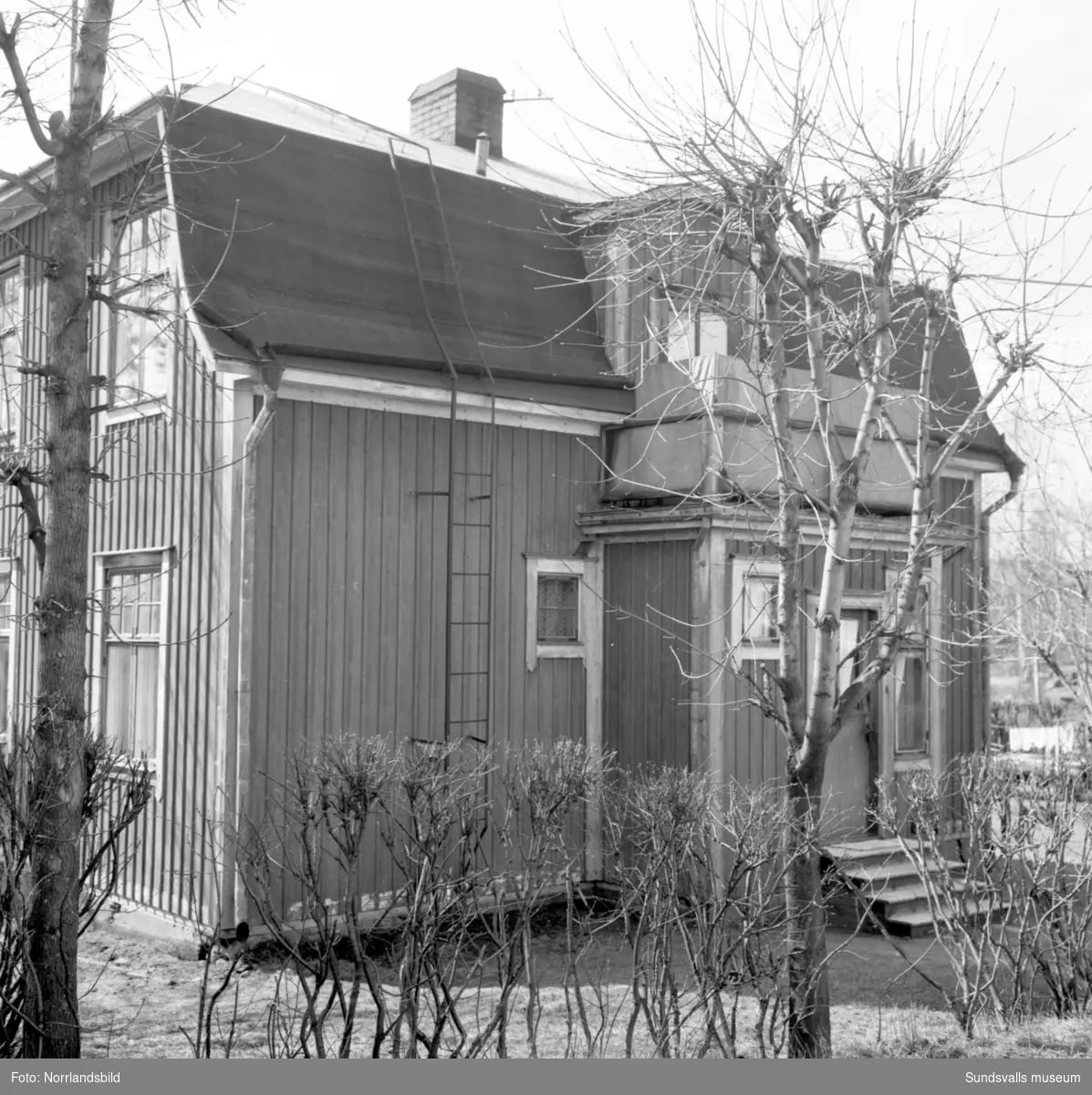 Numera rivet bostadshus vid Krönvägen 27, i hörnet av Linneagatan, i västra Skönsberg/Haga.