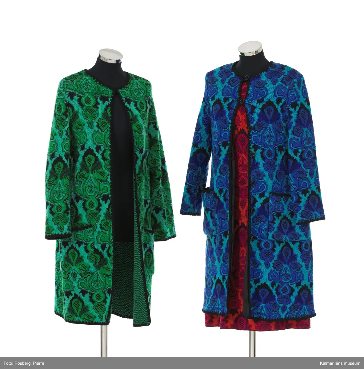 KLM 39302:13. Klänning. 1970-tal. Av jaquardstickad ylle, fyra färgs jaquard med köperbaksida. Mönster; växtdelar i stora rombformer i röda nyanser på orange botten. Knälång, rak modell. Rund halsringning, maskinlaskad med mörkrött garn. Ärmslös. Ärmhål och fåll sydda med overlocksöm. Nära fållen på avigsidan finns en fastsydd remsa av rött fodertyg, troligen rest från ett bortklippt helfoder. Fastsydd textileikett mitt bak med invävd text: MMT Design Katja of Sweden MILD 25 38.