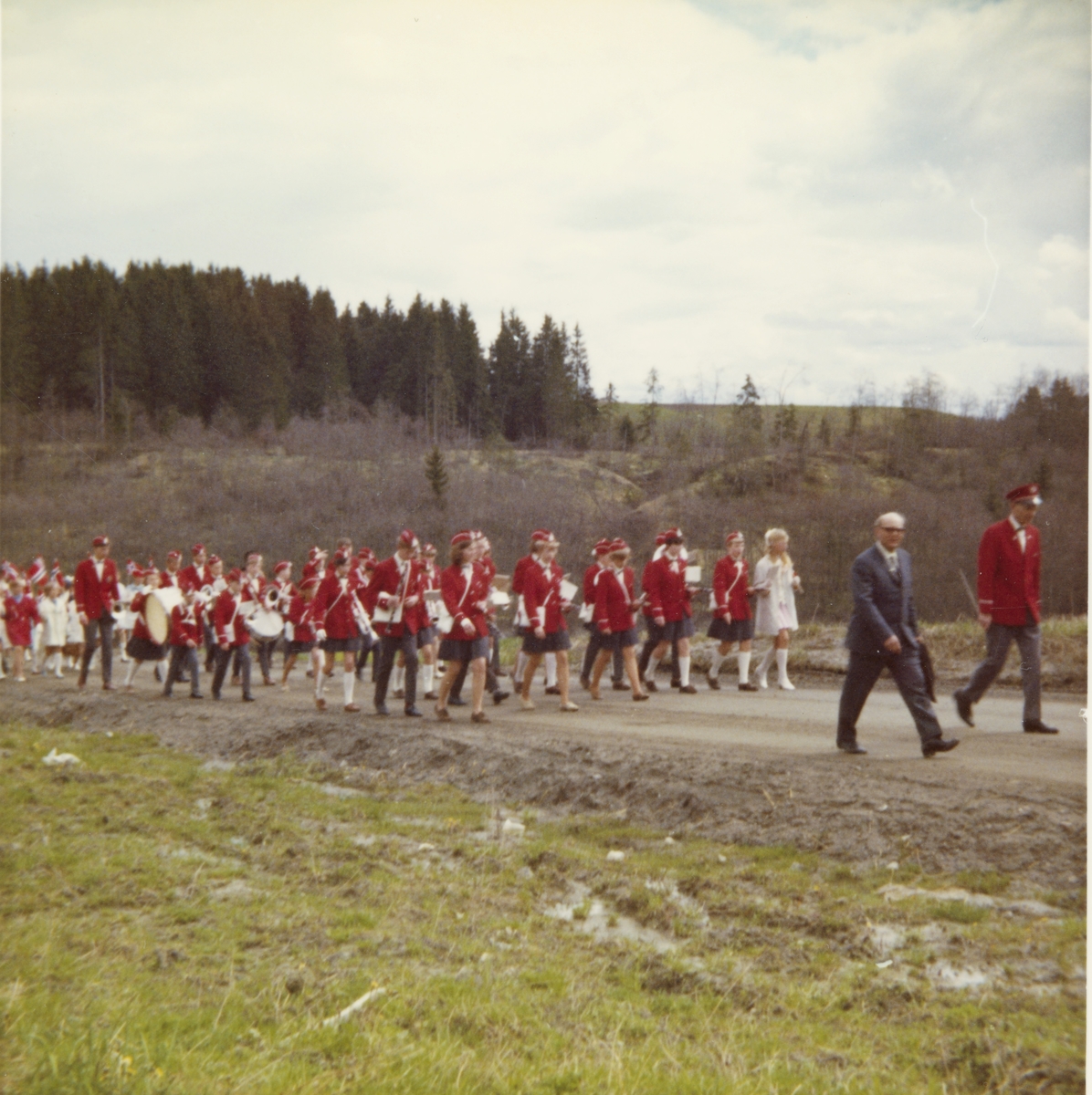 17. mai tog passerer gamle luteri på vei fra Gjerdrum kirke til Ask. Tatt ca. 1965