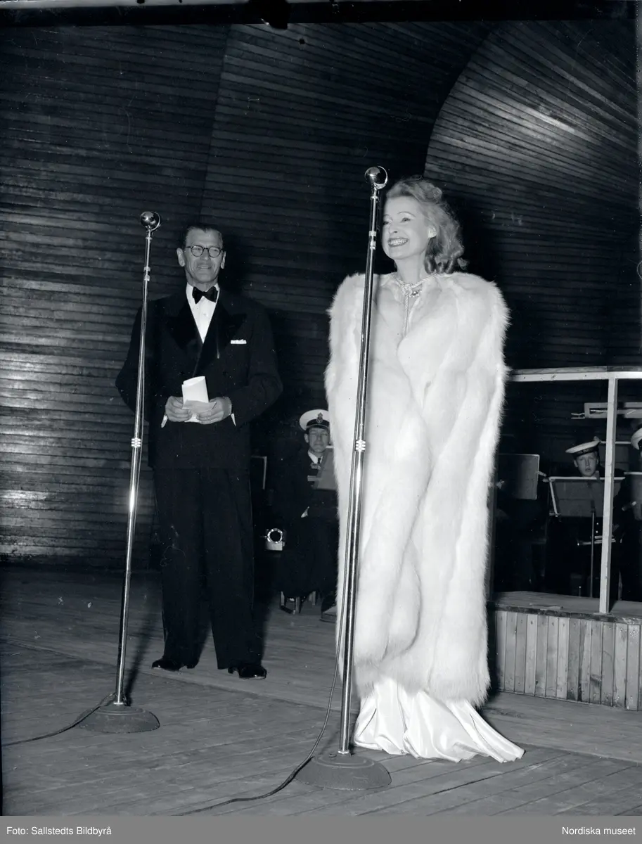 Skansen, Stockholm. Edvin Adolphson presenterar skådespelarerskan Lilian Harvey för Sollidenpubliken.