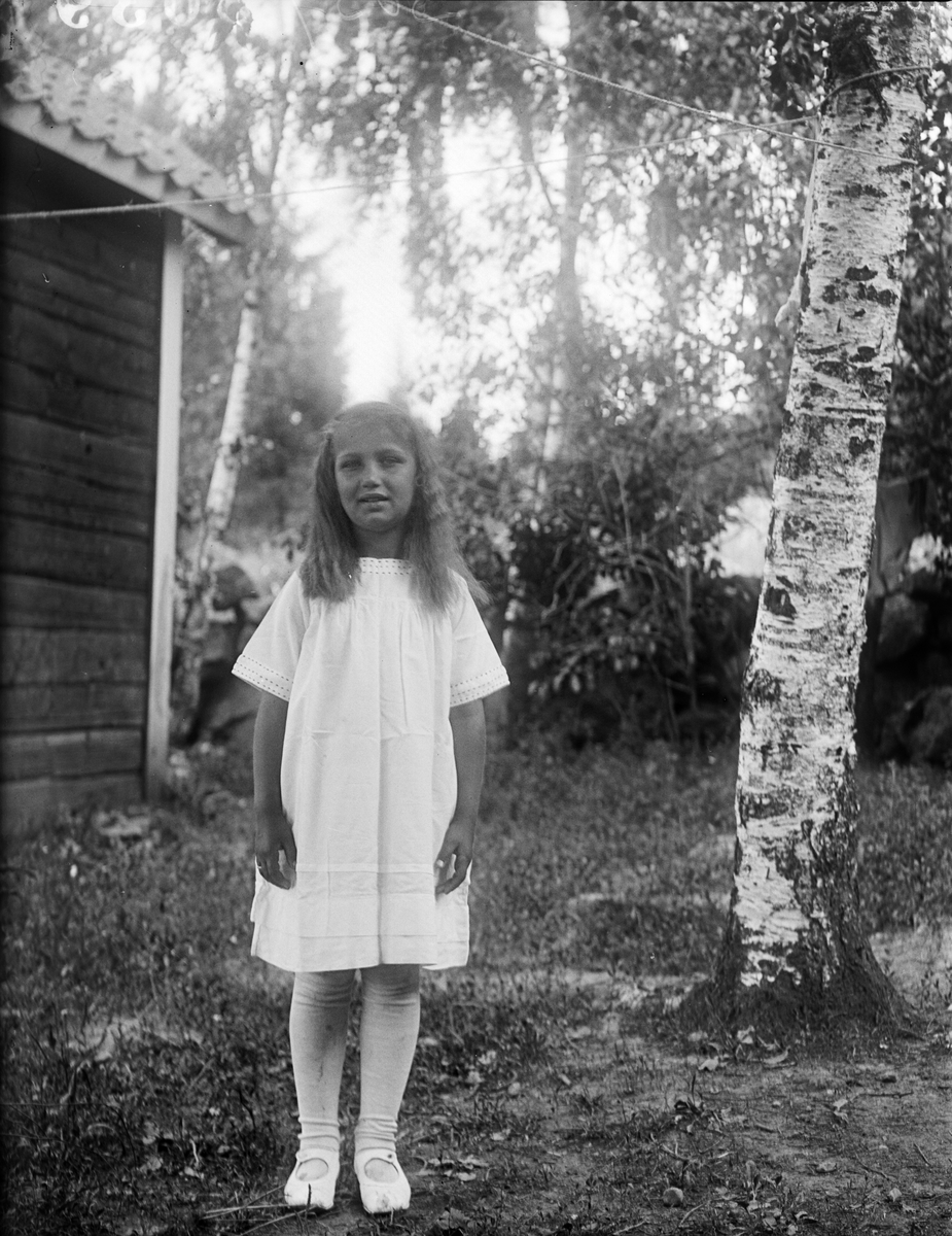 "Birgit Lindberg ensam vid björken", Anneberg, Altuna socken, Uppland 1922