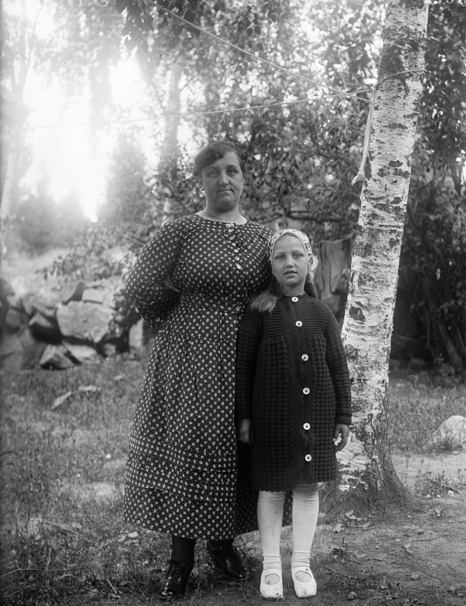 "Laila och Birgit Lindberg vid björken", Anneberg, Altuna socken, Uppland 1922