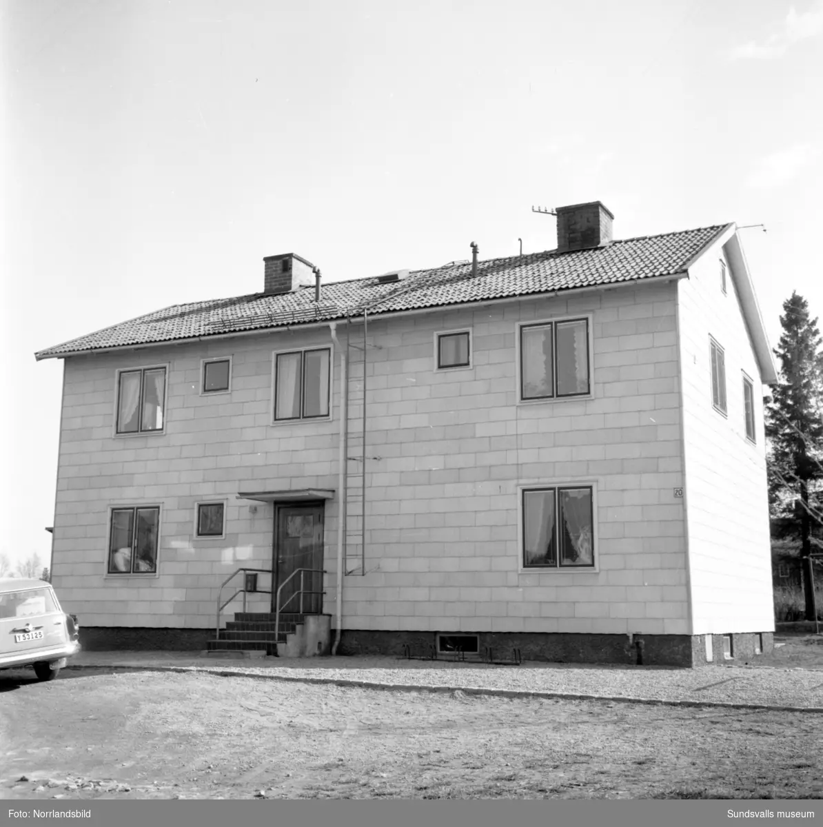 Bostadshus på Medborgargatan 20 i västra Skönsberg (Riddargatan). Hela fastigheten flyttades 1965 till Prästgatan.