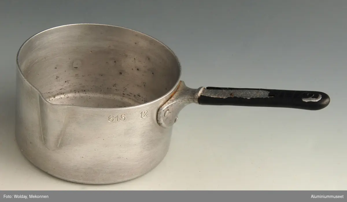 Teknikk: Kasserollen er trykket og renskåret i en håndtrykkbenk. Nebbet er preget i en eksenterpresse. Det er lokket hull for nagler og kasserollen er innvendig smerglet og utvendig polert. Skaftet er klinket på kasserollen.
Form: Sylindrisk med nebb
