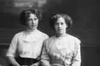 Tekla Skog och Ester Nilssontill höger, Lilla Esplanadgatan 13, Gävle