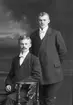Sittande Walfrid Och brodern Linus Andersson. Glasbruket