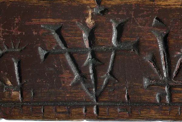 Primstavmerke for Sankthans er et kors eller et timeglass skåret i tre.