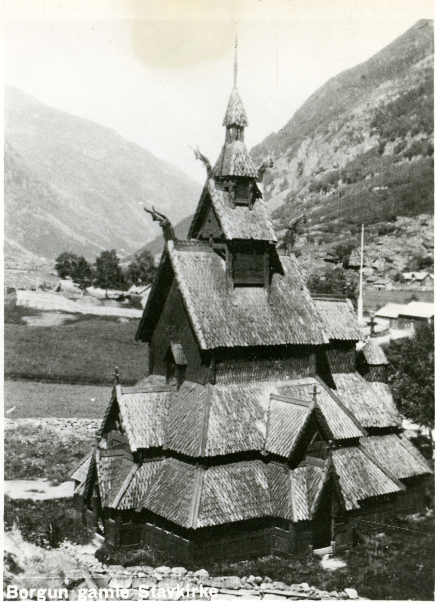 Lite postkort med motiv av Borgund Stavkirke