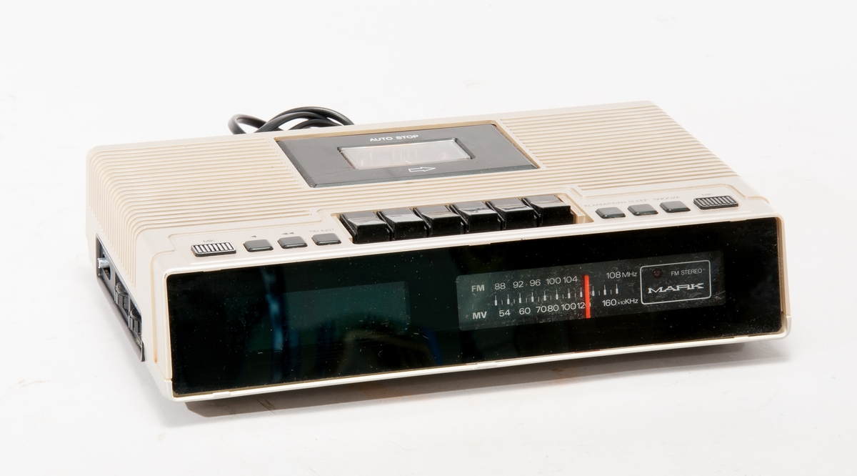 Klockradio med kassettbandspelare, för nät- eller batteridrift. Utrustad med FM & MV. Inbyggd stereomikrofon. Med timer och väckarur.
Tillbehör: Kablage.