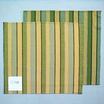 Två randiga vävprover i bomull, vävda i tuskaft. Varp i gult, svart, vitt och två nyanser grönt. Inslag: gult (89:1) resp. grönt (89:2). Märkta med påsydda tyglappar med texten: "T. 1226" (89:1) och "T. 1225" (89:2). Vävproven sitter ihopfästade med snören, med ytterligare tjugosju vävprover ( inv.nr 77 - 88, 90 - 100).