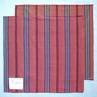 Två randiga vävprover i bomull, vävda i tuskaft. Varp i blått, svart och två nyanser brunt, inslag i brunt (97:1) resp. gulbrunt (97:2). Märkta med påsydda tyglappar med texten: "T. 1202" (97:1) resp. "T.1203" (97:2). Vävproven sitter ihopfästade med snören, med ytterligare tjugosju vävprover ( inv.nr 77 - 96, 98 - 100).