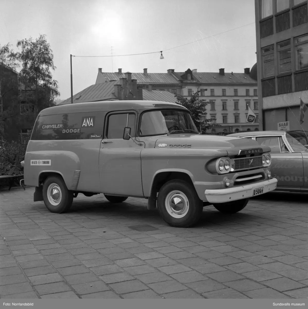 Saab ANA visar upp bilar med Floyd Pattersson-reklam utanför bilhallen på Köpmangatan 1.