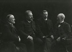 Bildene forestiller fire herrer. Fra venstre: Ukjent, Julius