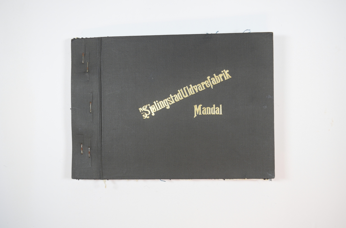 Rektangulær prøvebok med åtte stoffprøver og harde permer. Permene er laget av hard kartong og er trukket med sort tynn tekstil. Boken inneholder middels tykke, tette stoff med tykke striper av to ulike mønstere. Mønsteret er det samme for alle prøvene i boken, men fargene og fargekombinasjonene varierer. De fire første stoffene har sort bunnfarge, mens de fire siste har en grå bunnfarge, ellers er variasjonen i mønsterfargene like mellom de fire første og de fire siste stoffprøvene. Stoffene er merket med en firkantet papirlapp, festet til stoffet med metallstifter, hvor nummer er påført for hånd. 

Stoff nr.: 2180/8, 2180/9, 2180/10, 2180/11, 2180/12, 2180/13, 2180/14, 1280/15.