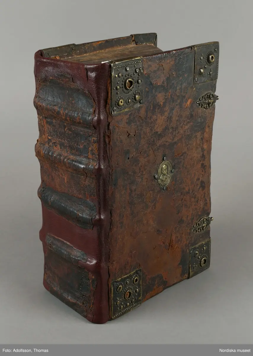 Bibeln på svenska1541, den första svenska översättningen av hela bibeln. Översättningen av enbart Nya Testamentet kom redan 1526.