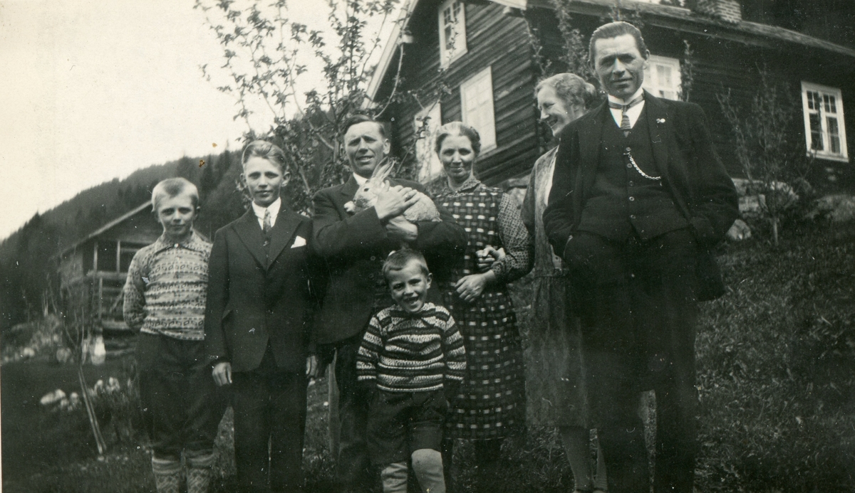 Hallingstugu i Brenno.
frå v.Ulrik, Håvard,Østen Brenno,Elenora Kjerulf Brenno,Kari Uthus Brenno og Guttorm Brenno.Framfor står Magnus Brenno.