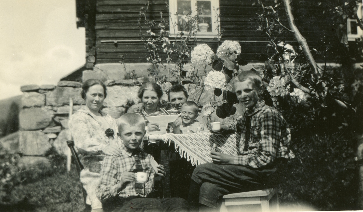 Framme frå h.Håvard Brenno og Ulrik Brenno.
På andre sida av bordet Magnus Brenno,Østen Brenno og Ellenora Kjerulf Brenno.