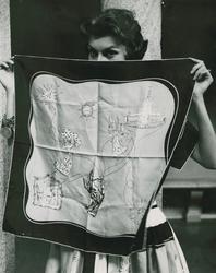 Emilios scarf " Stockholm möter Capri, Italiana." Modell hål