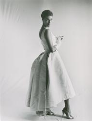 Mannekäng i aftonklänning, handskar och högklackade skor. NK