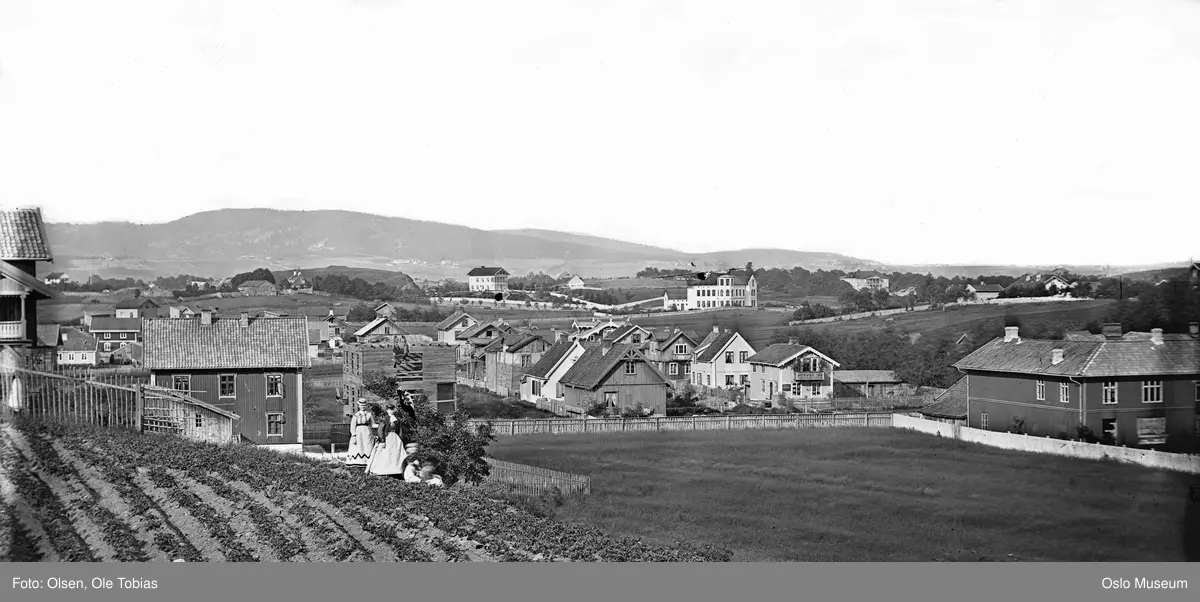 åker, kulturlandskap, kvinner, trehusbebyggelse, byggevirksomhet, Bolteløkken, Reiersens løkke