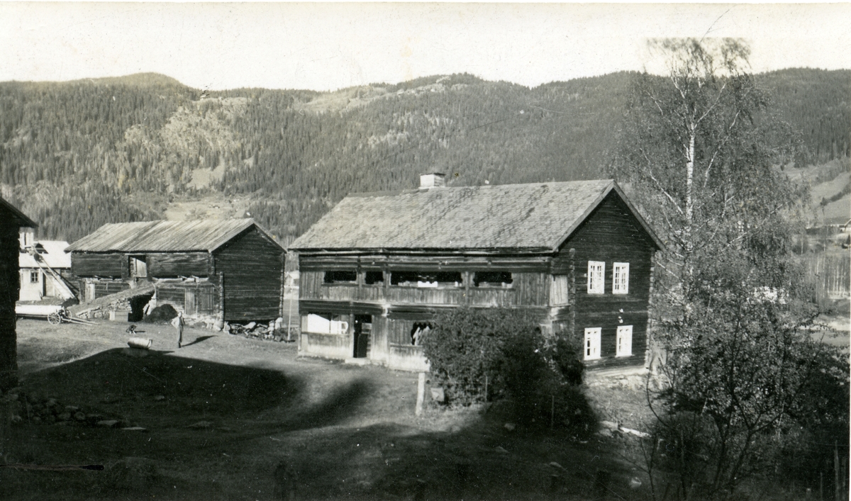 Våningshus og låve på garden Erstad, Bagn, Sør-Aurdal.