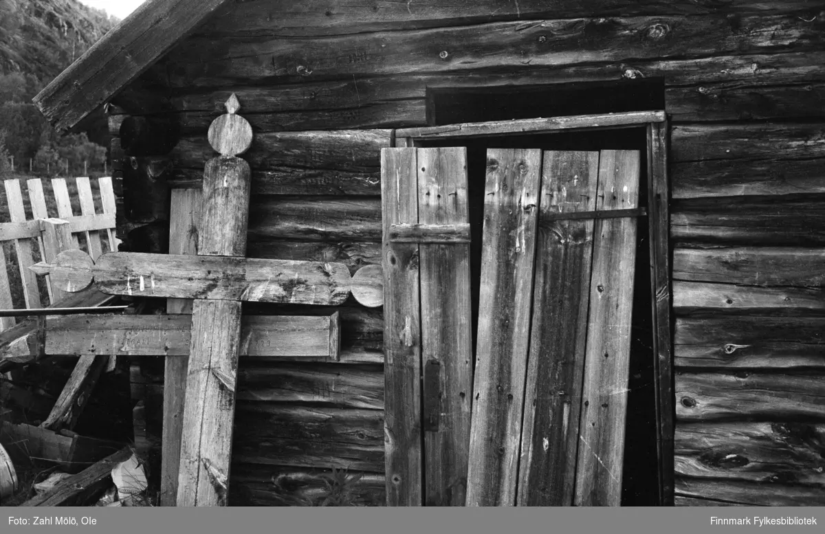 April 1968. Polmak. Kors og trekors på kirkegård, fotografert av Ole Zahl Mölö.