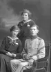 Furir Örström, Lydia Örström och stående Olga Örström