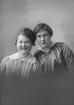 Olga Hedenström och till vänster Hulda Englund. Sidenhuset