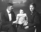 Ingenjör Ernst Oscar Emanuel Ström. Född 1889 i Gävle, död 1977. Hustru och sjuksköterskan Maria (Mimmi) Wilhelmina Norlander Ström. Född 1887 i Gävle, död 1982. Dottern Astrid Ström.