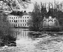 Lusthuset. Johan Fredrik Åbom, Stockholm, arkitekt till Axmars nya herrgård 1861. Han föredrog nyrenässansen  men behärskade även stilhistorisk repertoar. Lusthuset är byggt i en blandstil med gotiska inslag. Fasaderna i gult, fogstruket tegel är prydda med krigsguden Mars tecken: symbolen för den järnhantering som skapade Axmars och familjen von Schinkels välstånd. Vädrande jakthundar  i gavelfältens medaljonger.
