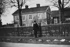 Disponentbostaden/kontoret vid Gefle glasbruk på 1940-talet.
i förgrunden disponentsonen Gunnar Andersson, född 1905.
Bilden tagen från Västra vägen.