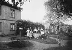 Gruppbild utanför disponentbostaden/kontoret vid
Gefle Glasbruk 1909.
Till vänster på bilden en glaskula med försilvrad indida, tillverkad av arbetare vid glasbruket.
Disponent Wilhelm Andersson
Hustrun Anna Andersson
Dottern Vanja
Dottern Dagmar
Dottern Anna
Dottern Mimmi
Sonen Sigfrid
Dottern Margit
Sonen Gunnar
Hyttmästare Iwar Svensson
och Magda Bertling Ivar Svenssons hushållerska.