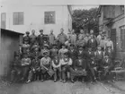 Sven Ekbergs firma, personalen (omkring 1925). Var smidesverkstad och hovslageri. Låg i Gamla Gefle, troligen vid Övre Bergsgatan.