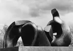 Henry Moore. Tredelad vilande figur på Slottstorget.