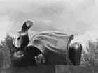 Henry Moore. Tredelad vilande figur på Slottstorget.